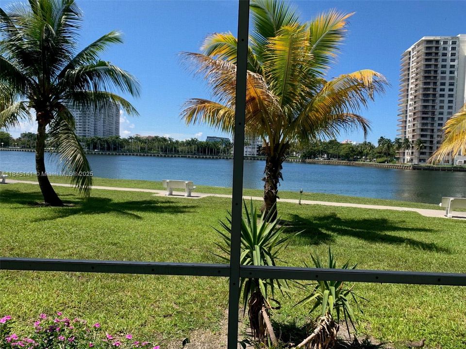 待售: $209,999 (1 贝兹, 1 浴室, 763 平方英尺)