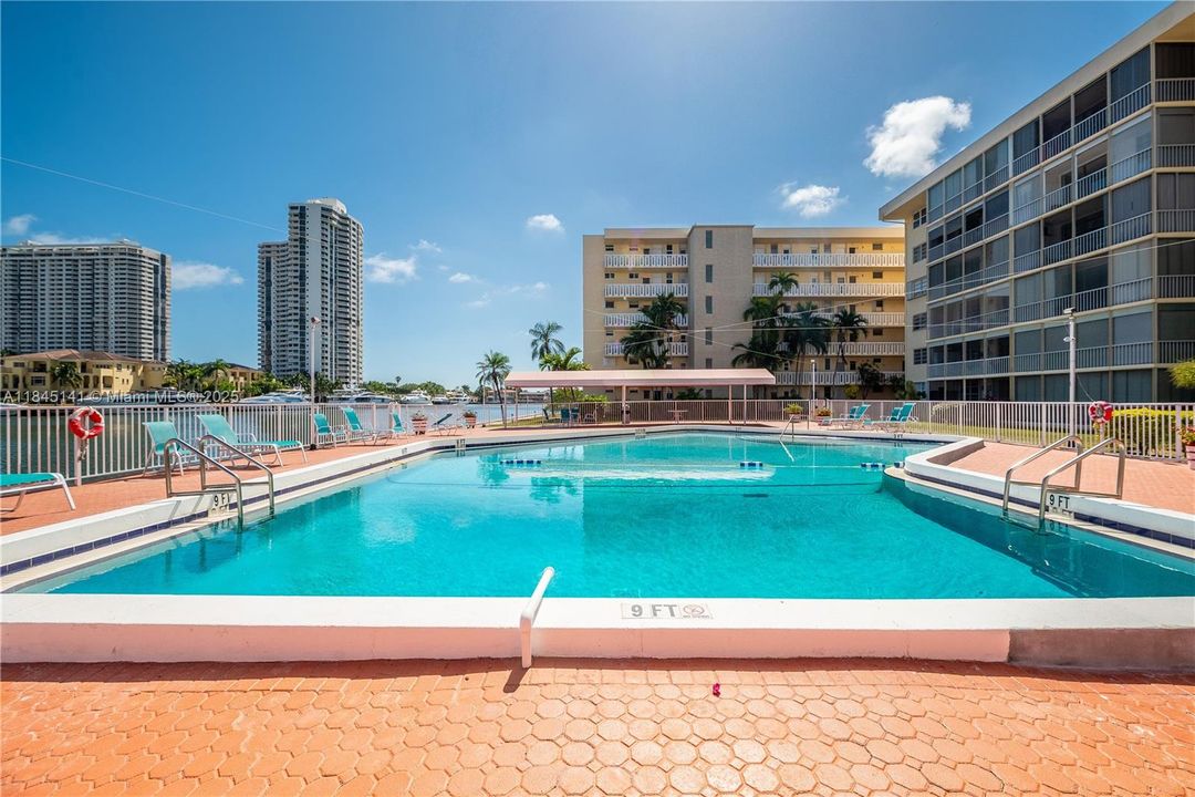 待售: $209,999 (1 贝兹, 1 浴室, 763 平方英尺)