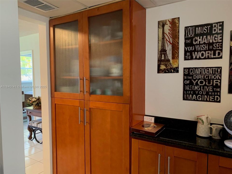 待售: $209,999 (1 贝兹, 1 浴室, 763 平方英尺)