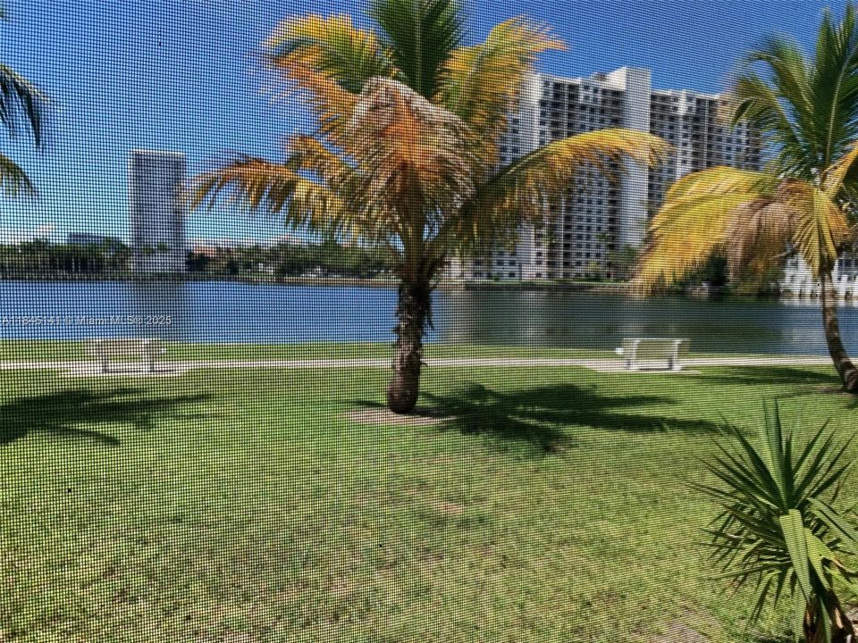 待售: $209,999 (1 贝兹, 1 浴室, 763 平方英尺)