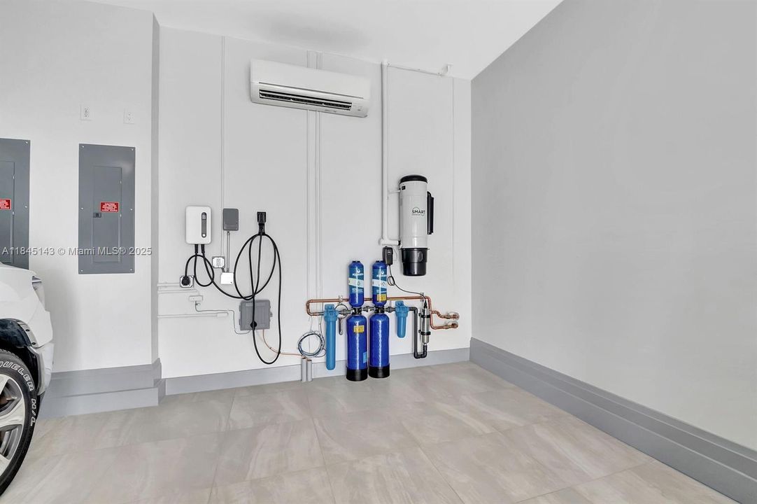 Recently Rented: $50,000 (6 beds, 6 baths, 8083 Square Feet)