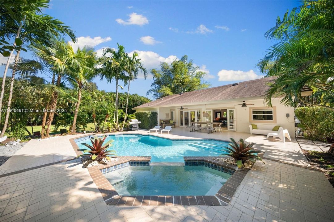 出租: $9,000 (4 贝兹, 2 浴室, 3136 平方英尺)