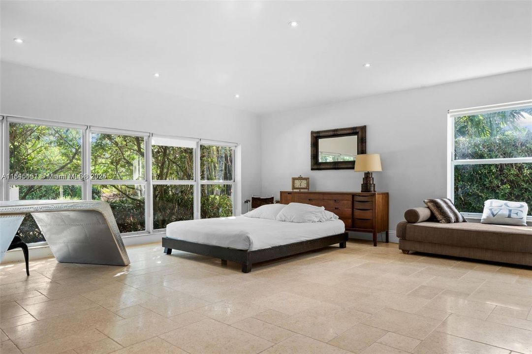 出租: $9,000 (4 贝兹, 2 浴室, 3136 平方英尺)