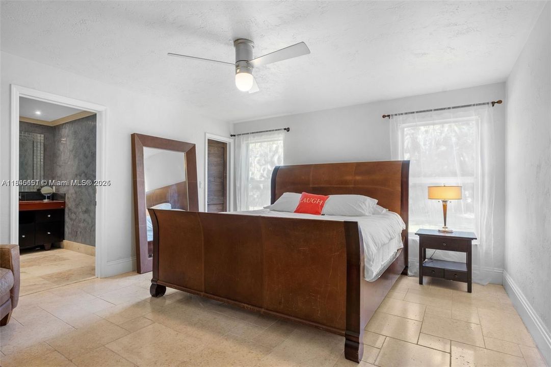 出租: $9,000 (4 贝兹, 2 浴室, 3136 平方英尺)