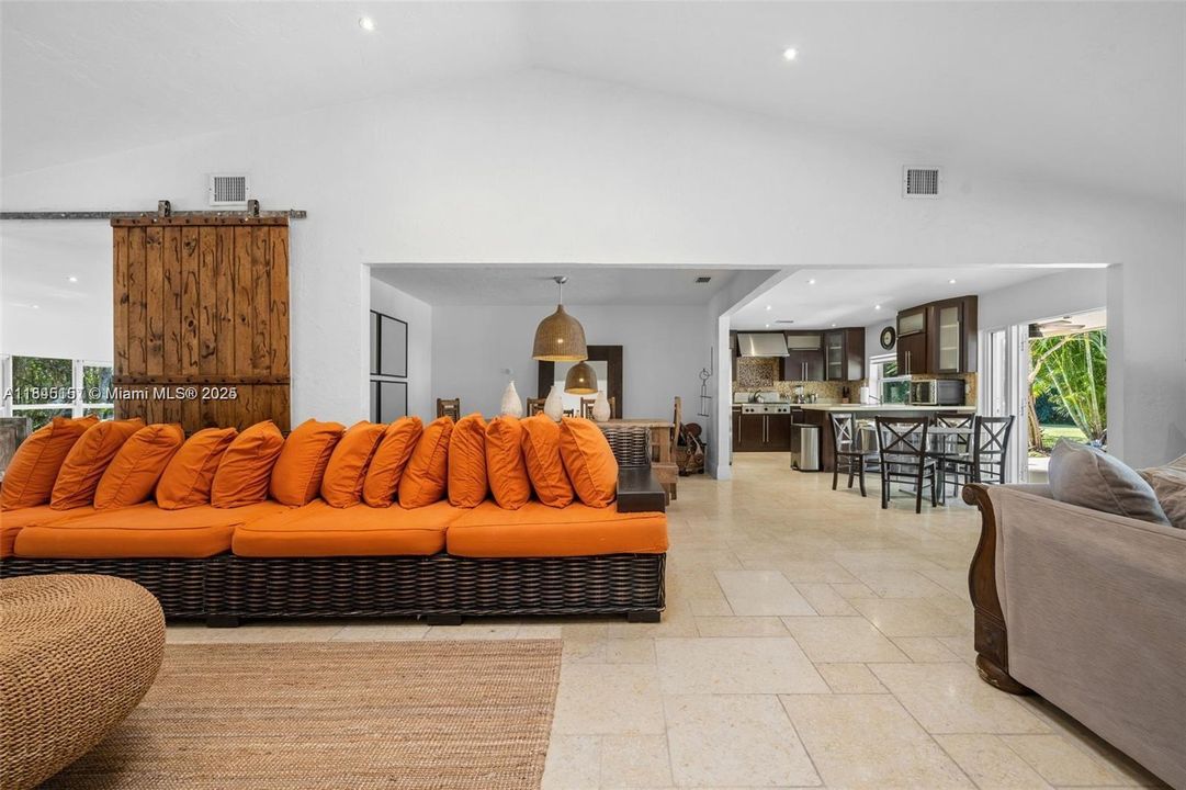 出租: $9,000 (4 贝兹, 2 浴室, 3136 平方英尺)