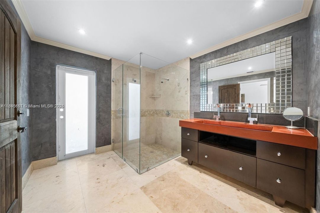 出租: $9,000 (4 贝兹, 2 浴室, 3136 平方英尺)