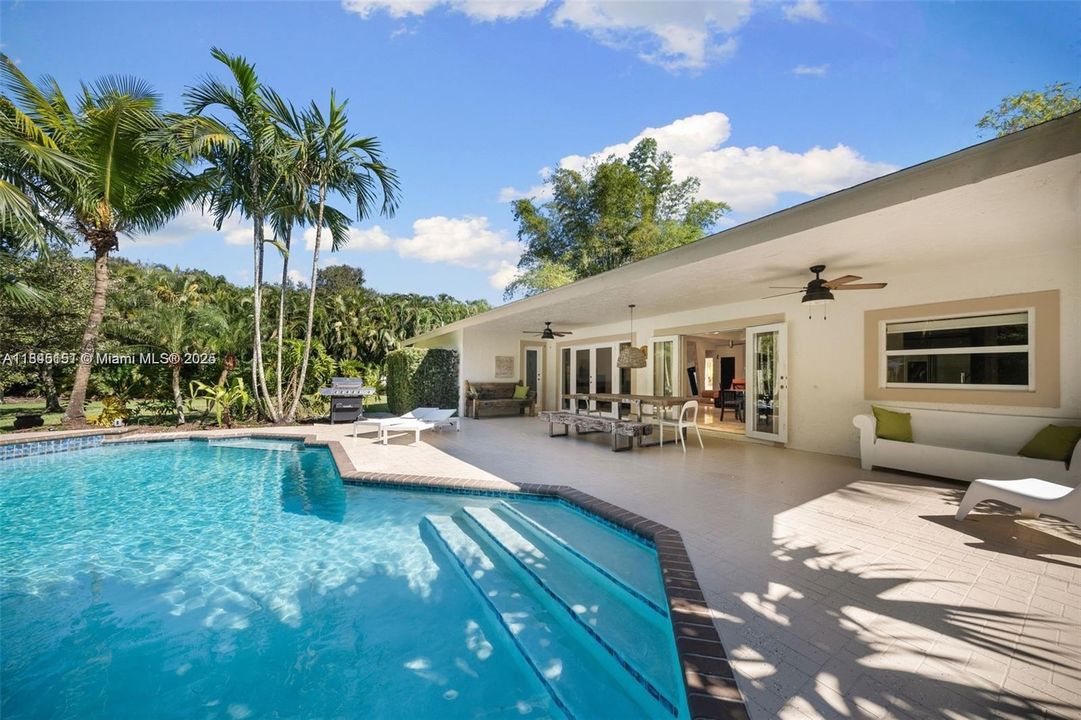 出租: $9,000 (4 贝兹, 2 浴室, 3136 平方英尺)