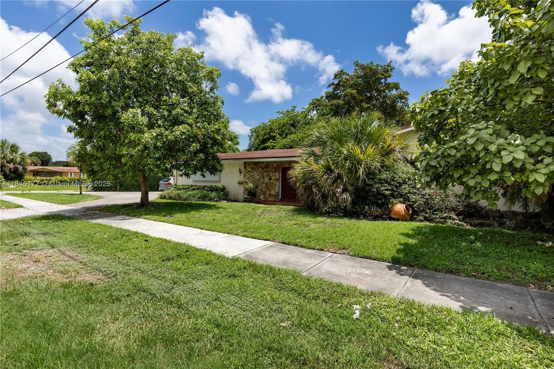 Recently Sold: $910,000 (3 beds, 2 baths, 2112 Square Feet)