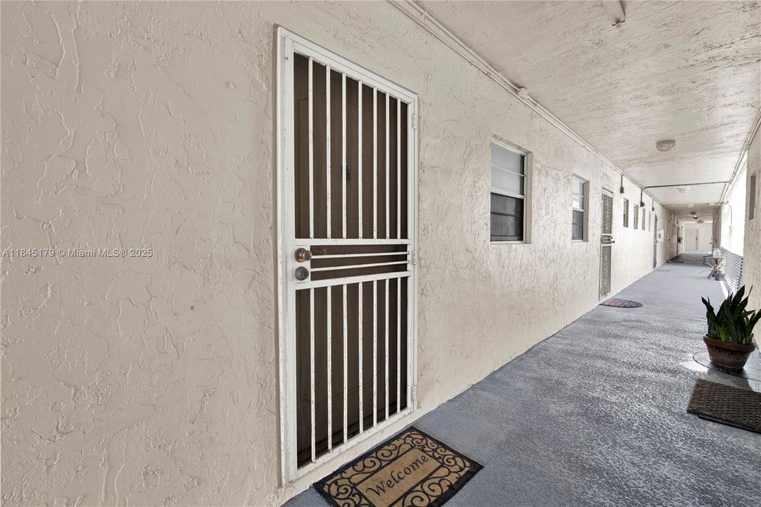 For Sale: $132,950 (1 beds, 1 baths, 930 Square Feet)