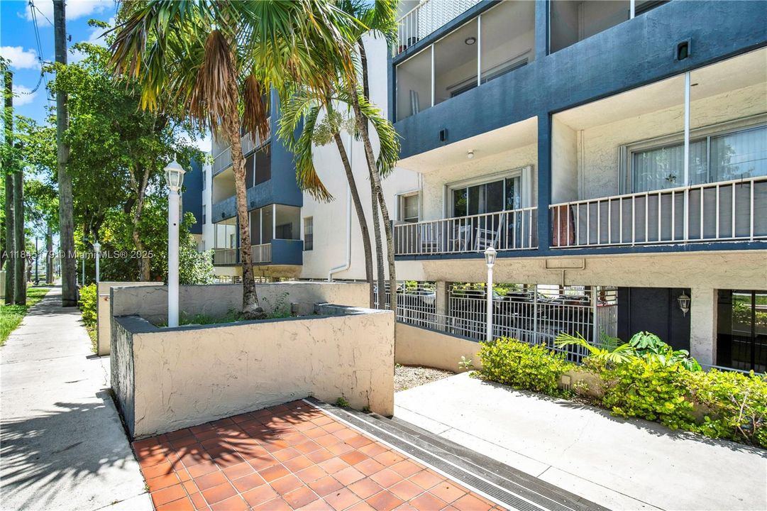 For Sale: $132,950 (1 beds, 1 baths, 930 Square Feet)