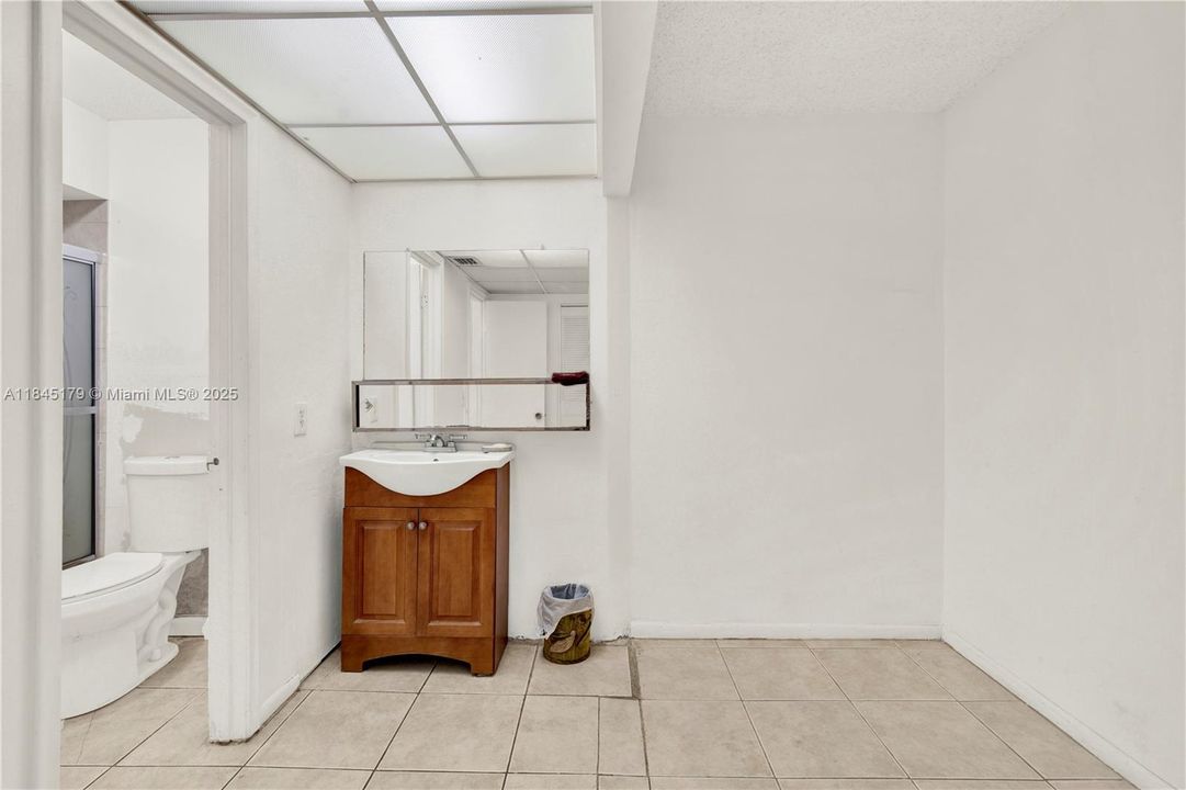 For Sale: $132,950 (1 beds, 1 baths, 930 Square Feet)