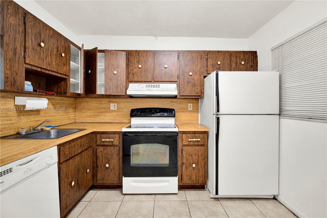 For Sale: $132,950 (1 beds, 1 baths, 930 Square Feet)