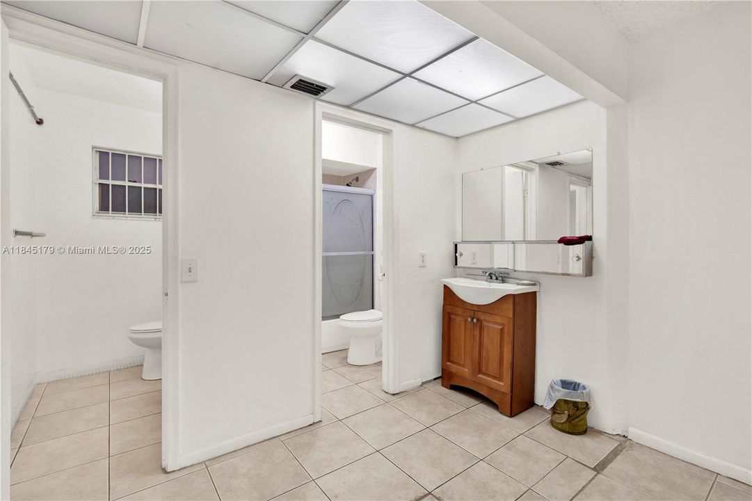 For Sale: $132,950 (1 beds, 1 baths, 930 Square Feet)