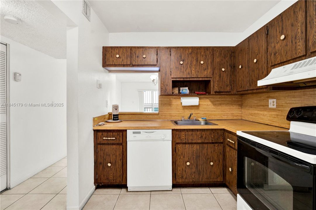 For Sale: $132,950 (1 beds, 1 baths, 930 Square Feet)