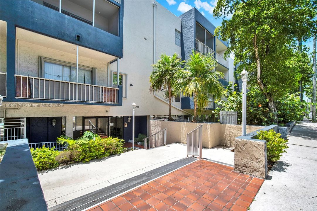 For Sale: $132,950 (1 beds, 1 baths, 930 Square Feet)