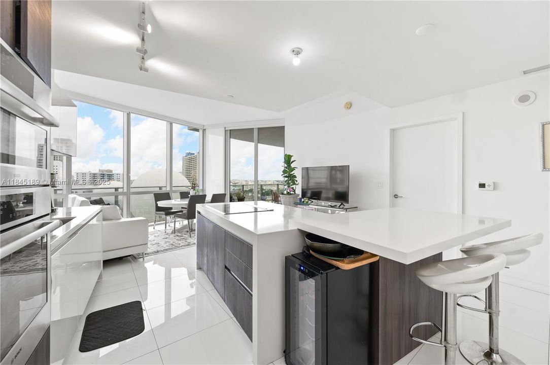 For Sale: $699,000 (1 beds, 2 baths, 1185 Square Feet)