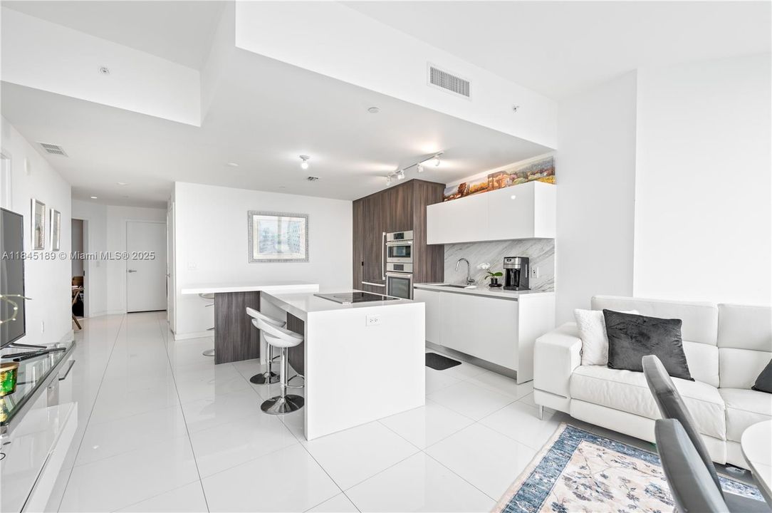 For Sale: $699,000 (1 beds, 2 baths, 1185 Square Feet)