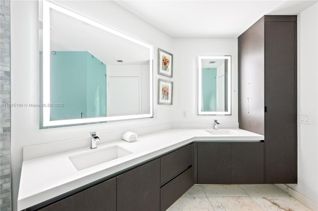 For Sale: $699,000 (1 beds, 2 baths, 1185 Square Feet)