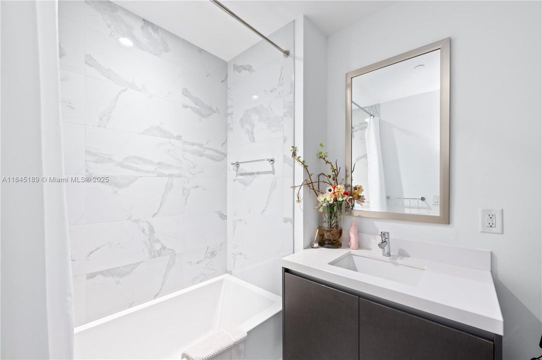 For Sale: $699,000 (1 beds, 2 baths, 1185 Square Feet)