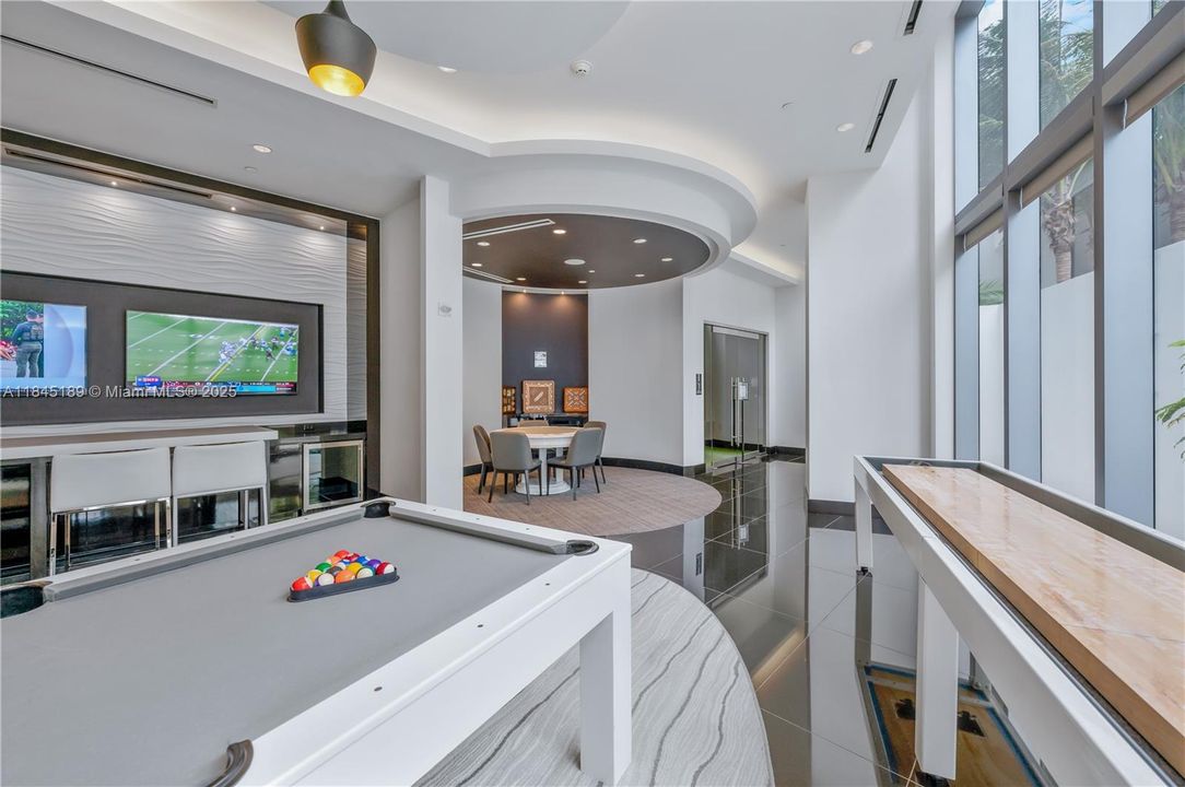 For Sale: $699,000 (1 beds, 2 baths, 1185 Square Feet)
