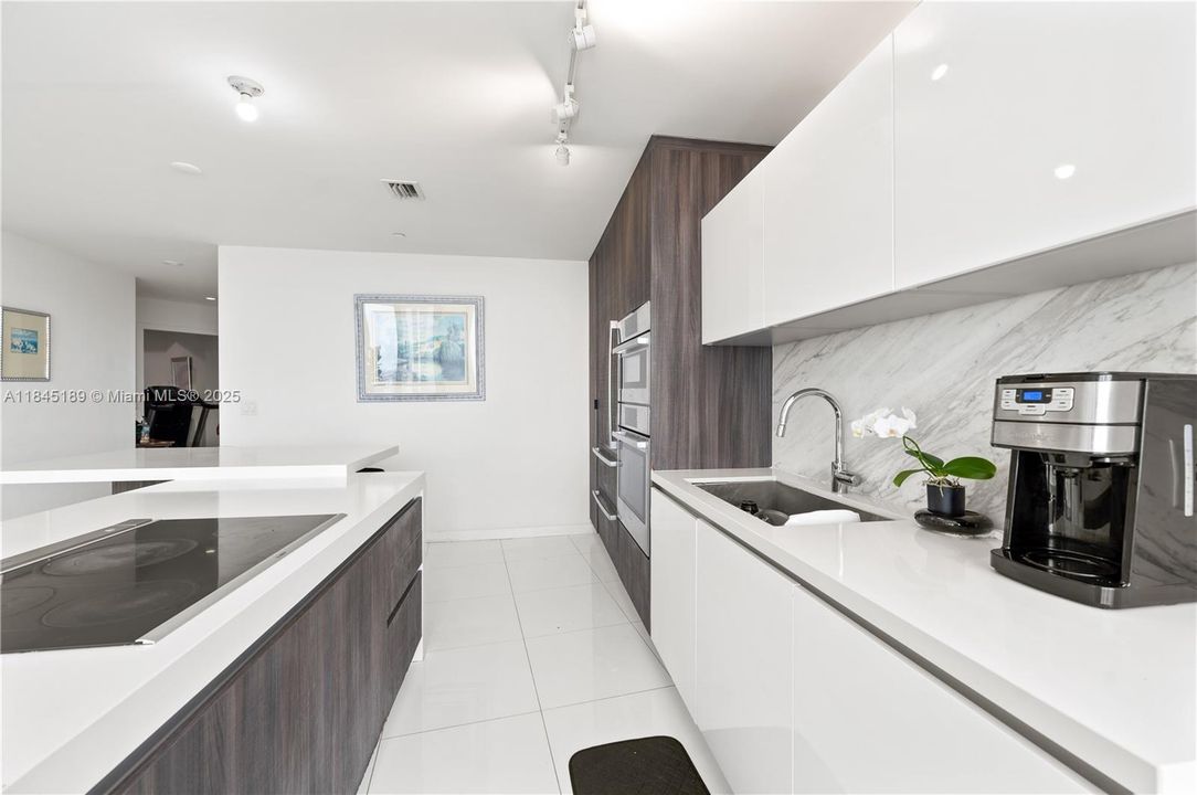 For Sale: $699,000 (1 beds, 2 baths, 1185 Square Feet)