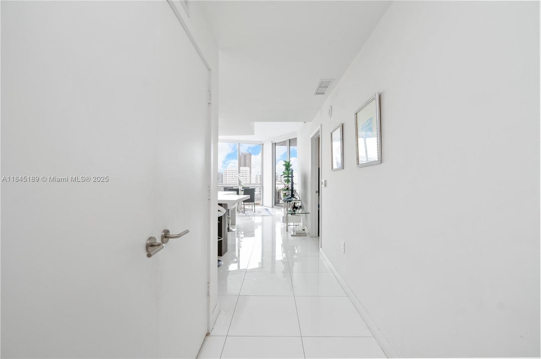 For Sale: $699,000 (1 beds, 2 baths, 1185 Square Feet)