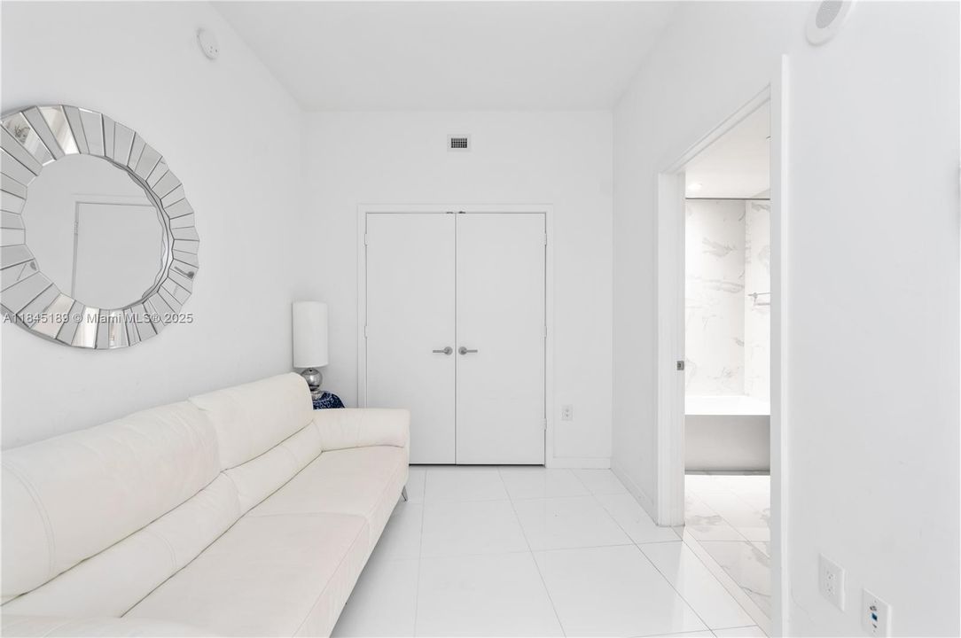 For Sale: $699,000 (1 beds, 2 baths, 1185 Square Feet)