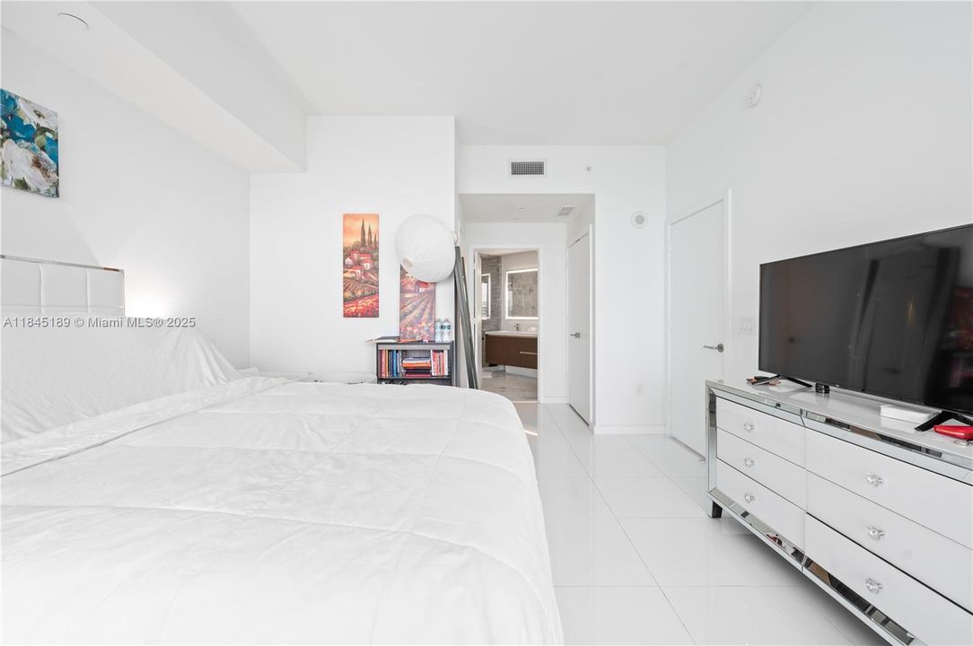 For Sale: $699,000 (1 beds, 2 baths, 1185 Square Feet)