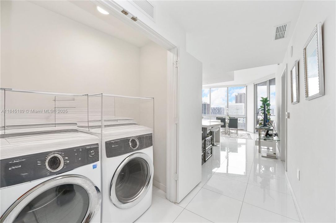 For Sale: $699,000 (1 beds, 2 baths, 1185 Square Feet)