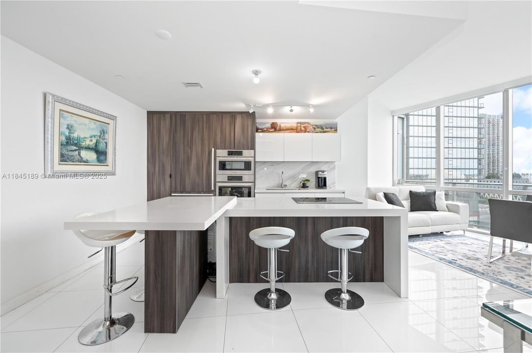 For Sale: $699,000 (1 beds, 2 baths, 1185 Square Feet)