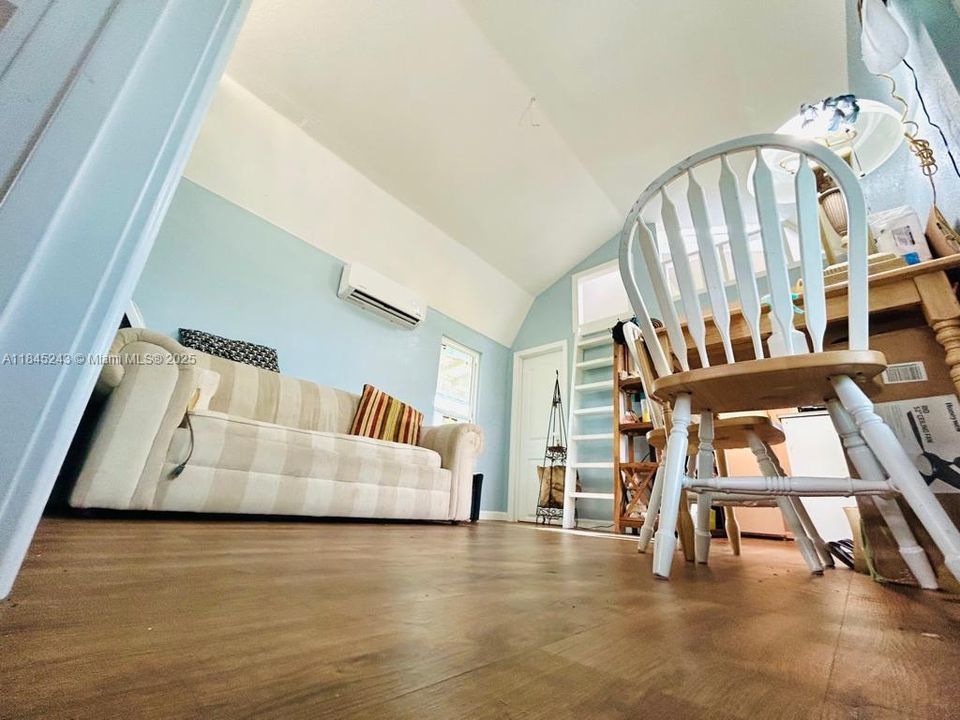 For Sale: $324,900 (1 beds, 1 baths, 476 Square Feet)