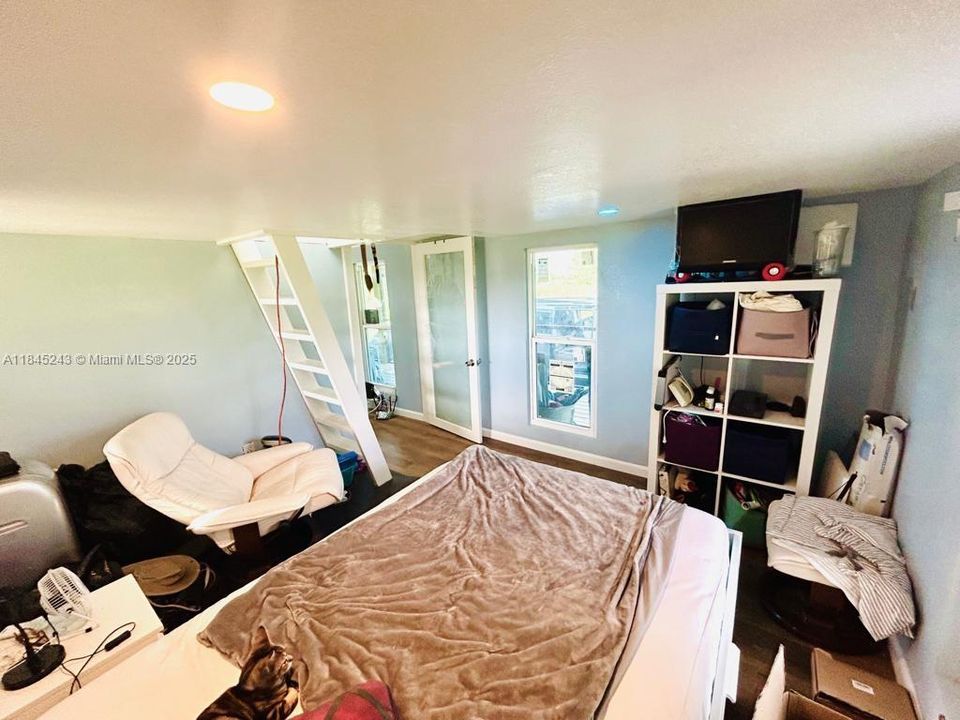 For Sale: $324,900 (1 beds, 1 baths, 476 Square Feet)