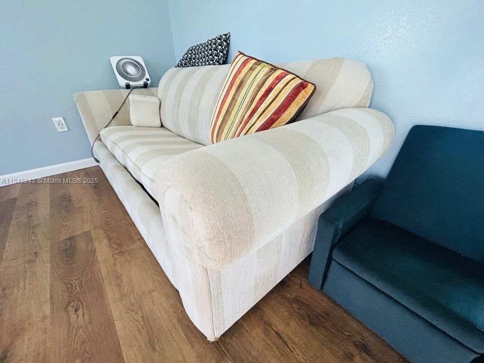 For Sale: $324,900 (1 beds, 1 baths, 476 Square Feet)