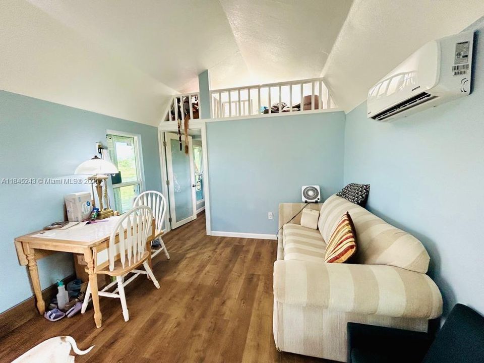 For Sale: $324,900 (1 beds, 1 baths, 476 Square Feet)