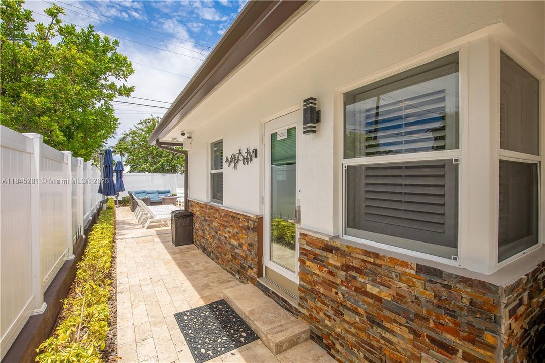 Recientemente alquilado: $2,250 (1 camas, 1 baños, 1960 Pies cuadrados)