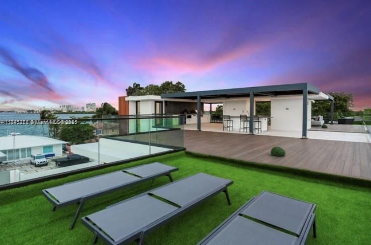 В аренду: $60,000 (7 спален, 9 ванн, 0 Квадратных фут)