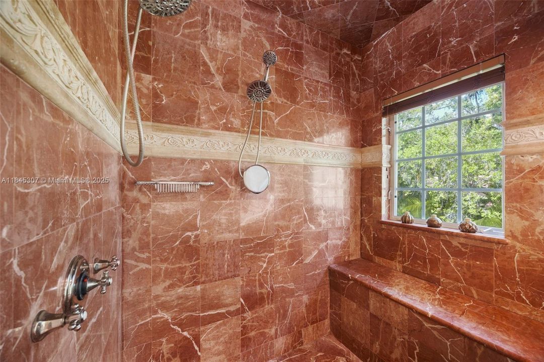 待售: $5,499,000 (1.18 acres)