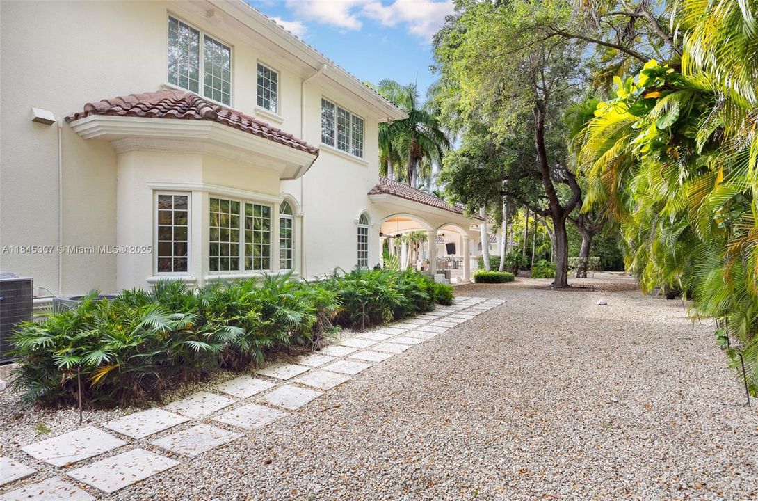 待售: $5,499,000 (1.18 acres)