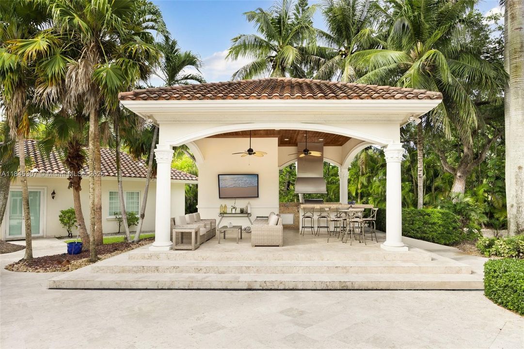 待售: $5,499,000 (1.18 acres)