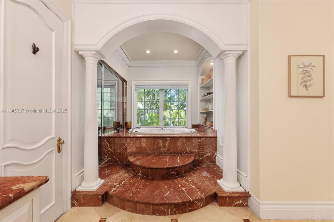 待售: $5,499,000 (1.18 acres)