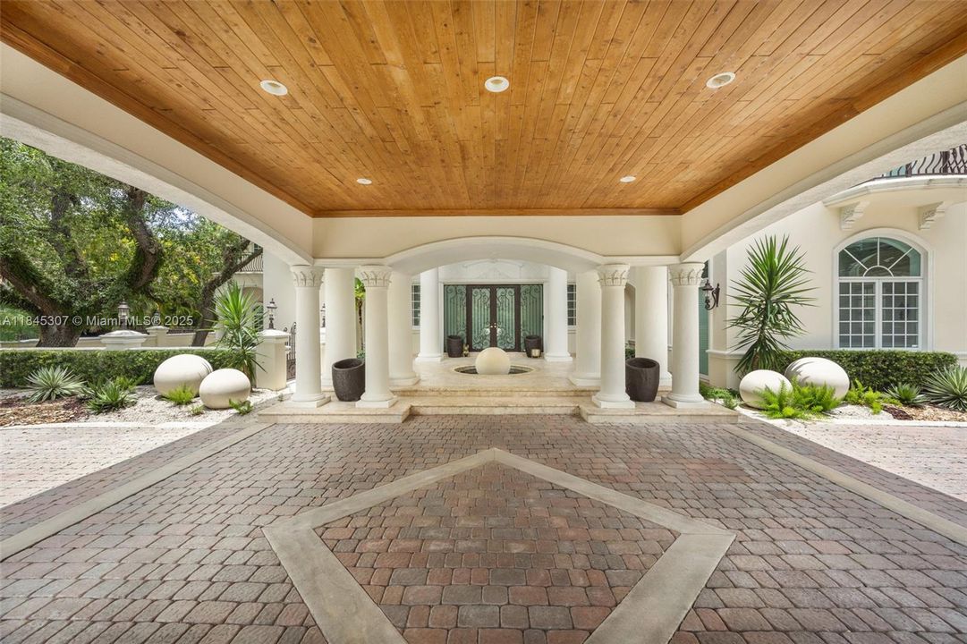 待售: $5,499,000 (1.18 acres)