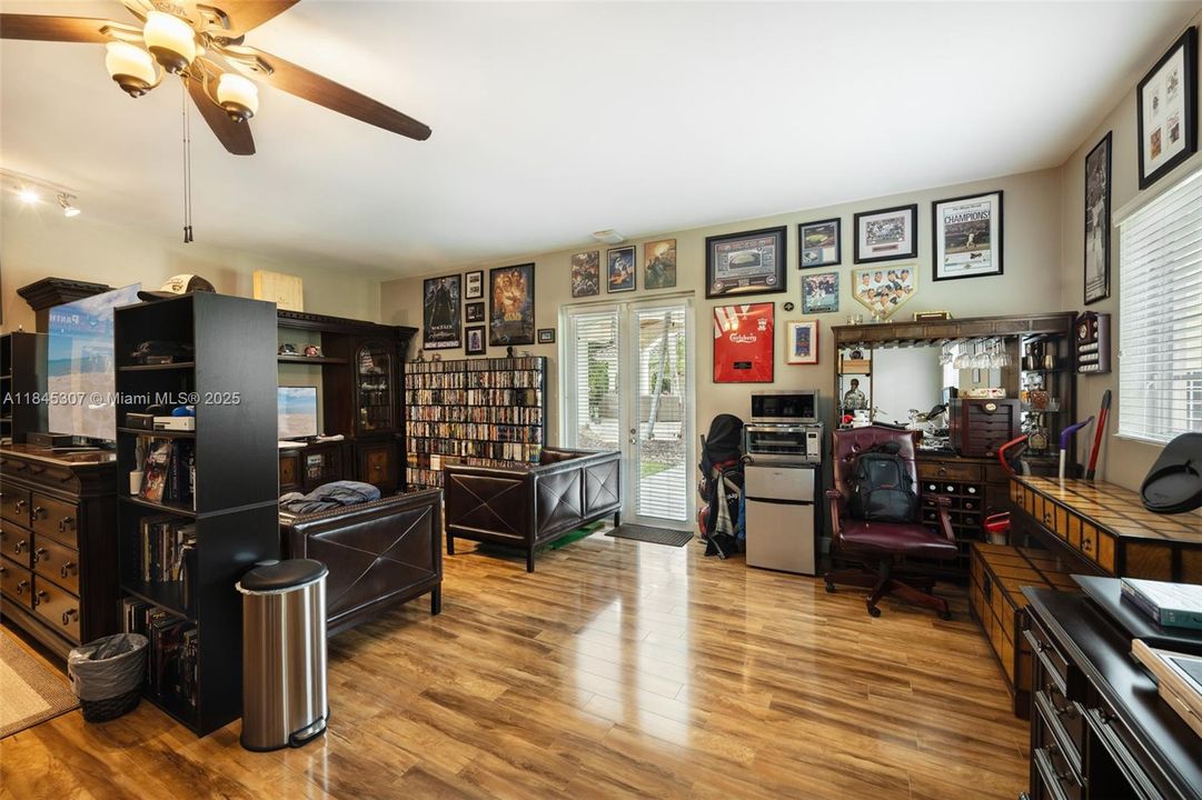 待售: $5,499,000 (1.18 acres)