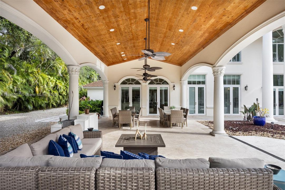 待售: $5,499,000 (1.18 acres)