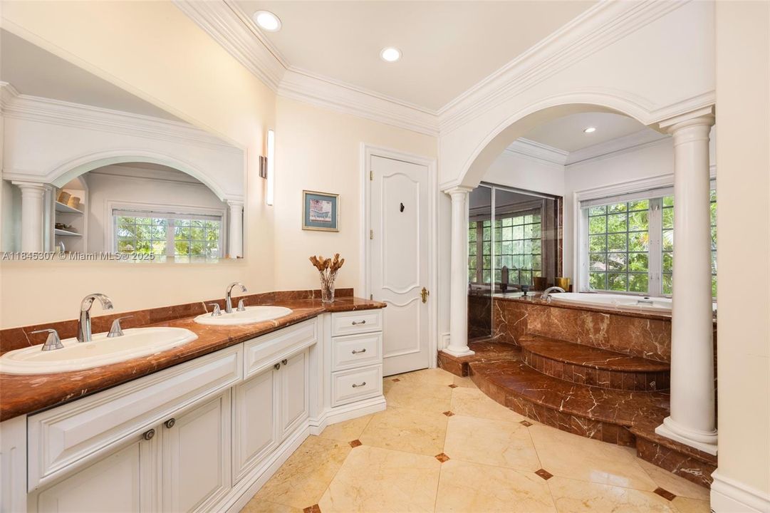 待售: $5,499,000 (1.18 acres)