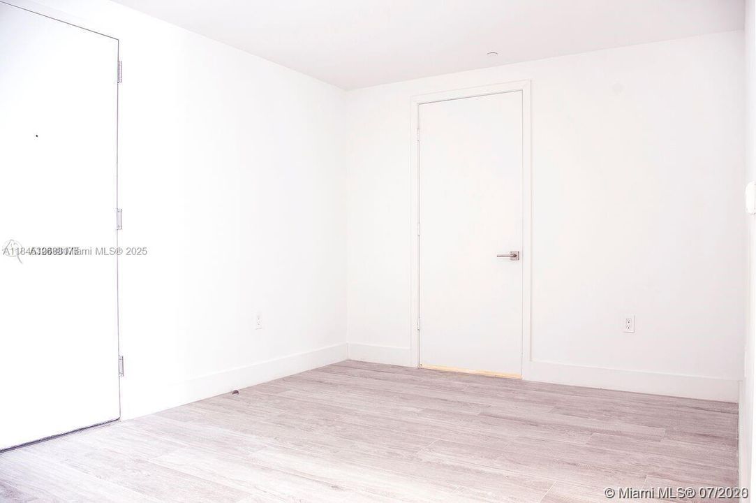 For Sale: $530,000 (1 beds, 1 baths, 679 Square Feet)