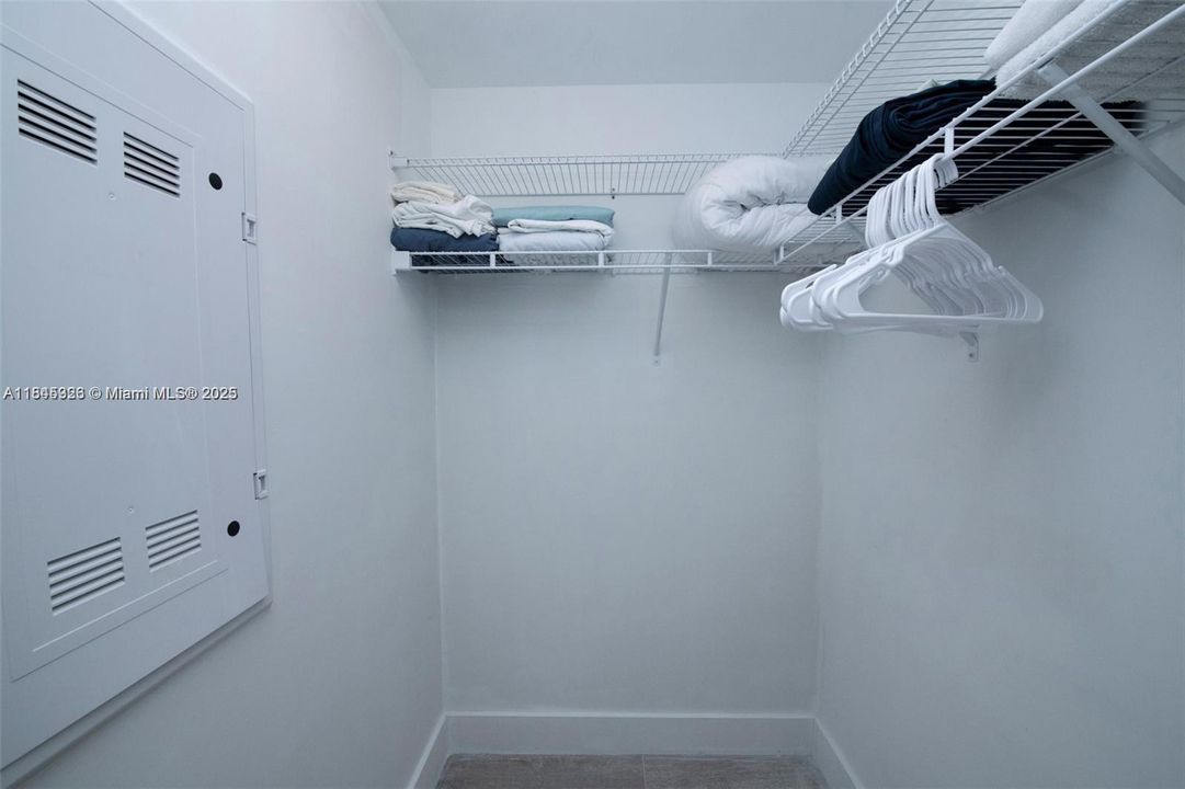For Sale: $530,000 (1 beds, 1 baths, 679 Square Feet)