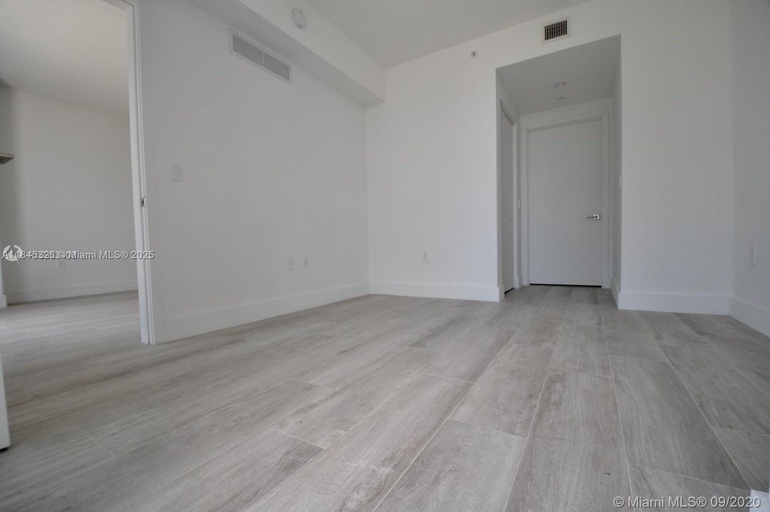 For Sale: $530,000 (1 beds, 1 baths, 679 Square Feet)