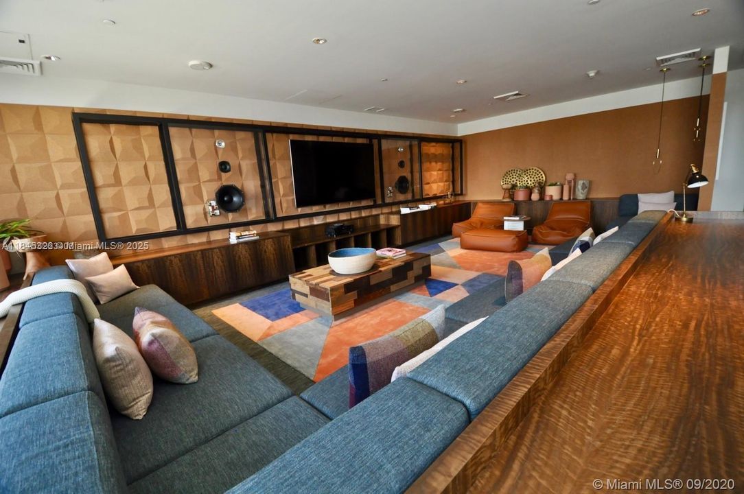 For Sale: $530,000 (1 beds, 1 baths, 679 Square Feet)
