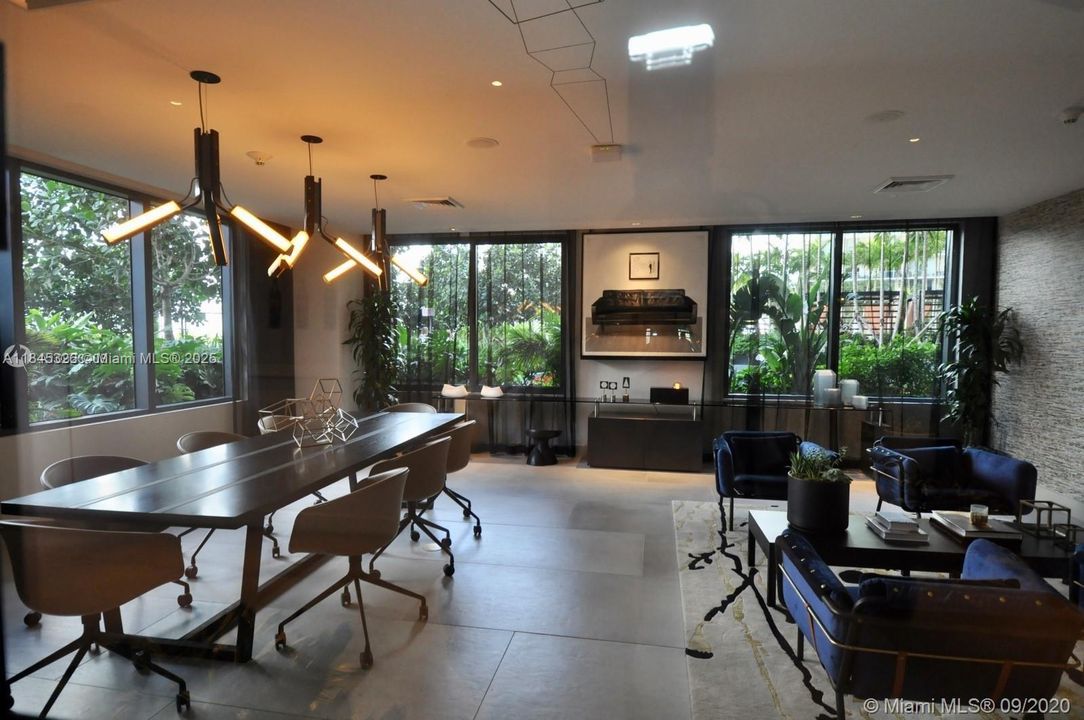 For Sale: $530,000 (1 beds, 1 baths, 679 Square Feet)
