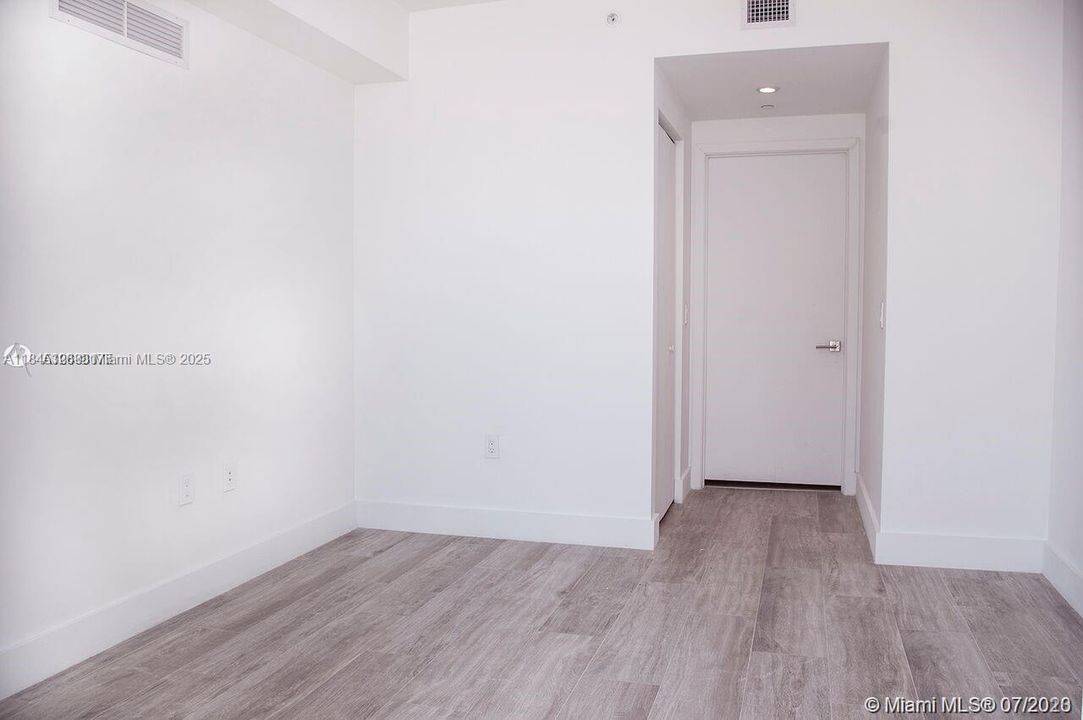 For Sale: $530,000 (1 beds, 1 baths, 679 Square Feet)